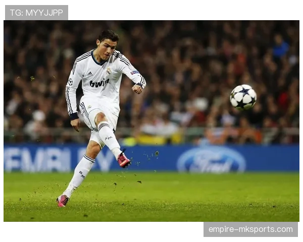 足球巨星再创辉煌，强势表现助球队稳步迈向巅峰