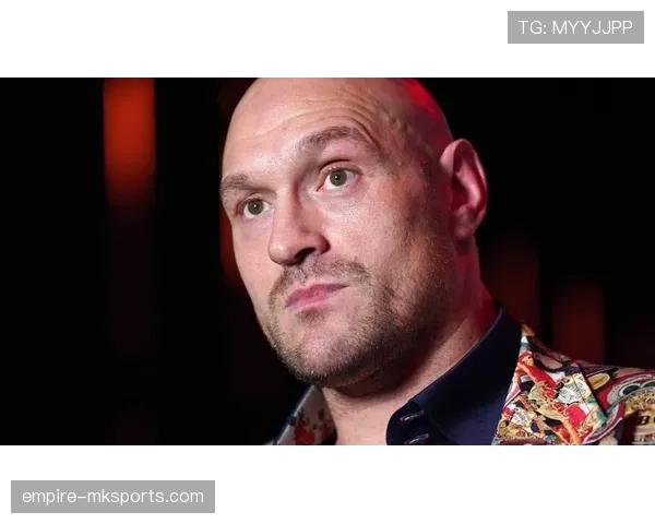 刷到泰森·富里家里照，灯光音响堪比夜店，隔壁阿姨的表情跟我一样懵